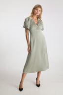 illana-satijnen-maxi-jurk-groen-pofmouw-v-hals-neo-noir-model-vooraanzicht-2