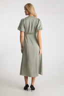 illana-satijnen-maxi-jurk-groen-pofmouw-v-hals-neo-noir-model-achteraanzicht-1