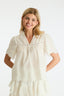 witte-blouse-korte-mouwen-borduurdetails-neo-noir-model-vooraanzicht-1