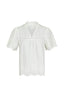 witte-blouse-korte-mouwen-borduurdetails-neo-noir-productfoto-vooraanzicht-1