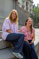 fleur-drapy-satijnen-blouse-roze-knoopdetail-neo-noir-model-vooraanzicht-1