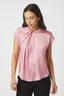 fleur-drapy-satijnen-blouse-roze-knoopdetail-neo-noir-modelfoto-vooraanzicht-1