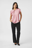 fleur-drapy-satijnen-blouse-roze-knoopdetail-neo-noir-modelfoto-vooraanzicht-2