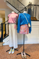 fleur-drapy-satijnen-blouse-rose-knoopdetail-neo-noir-etalagefoto-vooraanzicht-1