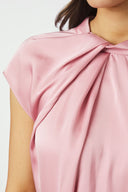 fleur-drapy-satijnen-blouse-roze-knoopdetail-neo-noir-modelfoto-detail-1