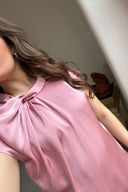 fleur-drapy-satijnen-blouse-roze-knoopdetail-neo-noir-model-close-up
