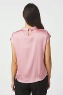 fleur-drapy-satijnen-blouse-roze-knoopdetail-neo-noir-modelfoto-achteraanzicht-1