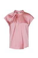 fleur-drapy-satijnen-blouse-roze-knoopdetail-neo-noir-productfoto-vooraanzicht-1