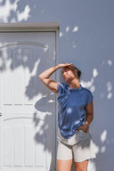 fleur-drapy-satijnen-blouse-blauw-knoopdetail-neo-noir-model-vooraanzicht-1