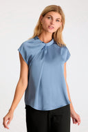 fleur-drapy-satijnen-blouse-blauw-knoopdetail-neo-noir-model-vooraanzicht-2