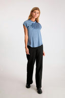 fleur-drapy-satijnen-blouse-blauw-knoopdetail-neo-noir-model-vooraanzicht-3