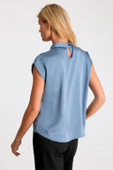 fleur-drapy-satijnen-blouse-blauw-knoopdetail-neo-noir-model-achteraanzicht-1