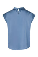 fleur-drapy-satijnen-blouse-blauw-knoopdetail-neo-noir-productfoto-achteraanzicht-1