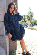 line-broderie-rok-neo-noir-navyblauw-model-vooraanzicht-1