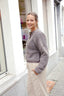 limo-fluffy-gebreide-cardigan-neo-noir-grijs-model-zijaanzicht-1