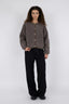 limo-fluffy-gebreide-cardigan-neo-noir-bruin-model-vooraanzicht-2