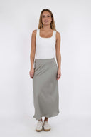 bovary-satijnen-midirok-neo-noir-smoke-green-modelfoto-vooraanzicht-2