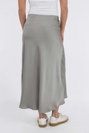 bovary-satijnen-midirok-neo-noir-smoke-green-modelfoto-achteraanzicht-1