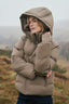 fox-gewatteerde-jas-taupe-neo-noir-model-vooraanzicht-4