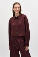 emele-satijnen-blouse-bordeaux-mbym-model-vooraanzicht-1