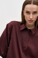 emele-satijnen-blouse-bordeaux-mbym-model-close-up-1