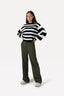 becky-gebreide-trui-zwart-wit-another-label-model-vooraanzicht-1