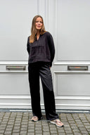 emmett-satijnen-broek-black-wide-leg-neo-noir-model-vooraanzicht-1