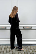 emmett-satijnen-broek-black-wide-leg-neo-noir-model-achteraanzicht-2