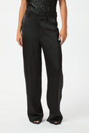 emmett-satijnen-broek-black-wide-leg-neo-noir-model-vooraanzicht-2