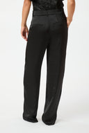 emmett-satijnen-broek-black-wide-leg-neo-noir-model-achteraanzicht-3