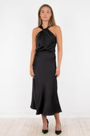 bovary-satijnen-midi-rok-neo-noir-black-zwart-modelfoto-vooraanzicht-1