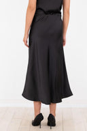 bovary-satijnen-midi-rok-neo-noir-black-zwart-modelfoto-achteraanzicht-1
