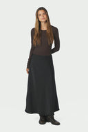 bovary-satijnen-midi-rok-neo-noir-black-zwart-modelfoto-vooraanzicht-3