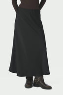 bovary-satijnen-midi-rok-neo-noir-black-zwart-modelfoto-vooraanzicht-4