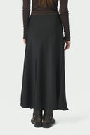 bovary-satijnen-midi-rok-neo-noir-black-zwart-modelfoto-achteraanzicht-2