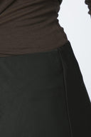 bovary-satijnen-midi-rok-neo-noir-black-zwart-modelfoto-detail-2