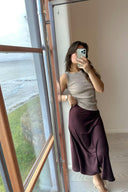 bovary-satijnen-midirok-neo-noir-burgundy-modelfoto-vooraanzicht-1