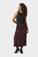 bovary-satijnen-midi-rok-burgundy-bordeaux-neo-noir-modelfoto-vooraanzicht-1