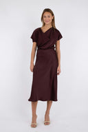 bovary-satijnen-midirok-neo-noir-burgundy-modelfoto-vooraanzicht-2