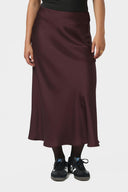 bovary-satijnen-midi-rok-burgundy-bordeaux-neo-noir-modelfoto-vooraanzicht-2
