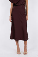 bovary-satijnen-midirok-neo-noir-burgundy-modelfoto-vooraanzicht-3