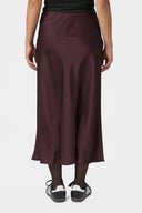 bovary-satijnen-midi-rok-burgundy-bordeaux-neo-noir-modelfoto-achteraanzicht-1