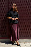 bovary-satijnen-midi-rok-burgundy-bordeaux-neo-noir-lookfoto-vooraanzicht-1