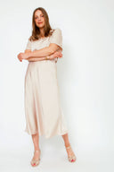 bovary-satijnen-midirok-neo-noir-champagne-beige-modelfoto-vooraanzicht-1