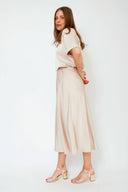 bovary-satijnen-midirok-neo-noir-champagne-beige-modelfoto-zijaanzicht-1