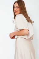 bovary-satijnen-midirok-neo-noir-champagne-beige-modelfoto-achteraanzicht-1