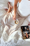 bovary-satijnen-midirok-neo-noir-champagne-beige-lookfoto-bovenaanzicht-2