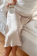 bovary-satijnen-midirok-neo-noir-champagne-beige-lookfoto-vooraanzicht-1