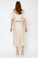 bovary-satijnen-midirok-neo-noir-champagne-beige-modelfoto-achteraanzicht-2