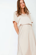 bovary-satijnen-midirok-neo-noir-champagne-beige-modelfoto-vooraanzicht-3